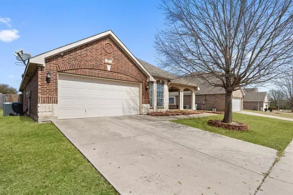 18 Lucas Lane, Edgecliff Village, TX 76134