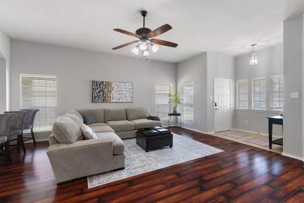 18 Lucas Lane, Edgecliff Village, TX 76134