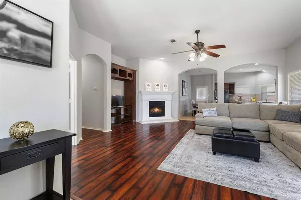 18 Lucas Lane, Edgecliff Village, TX 76134