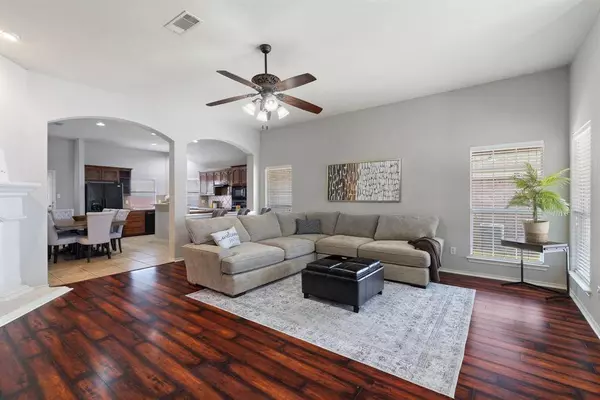 18 Lucas Lane, Edgecliff Village, TX 76134