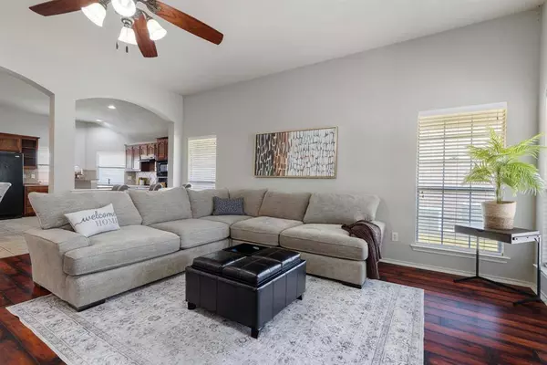 18 Lucas Lane, Edgecliff Village, TX 76134