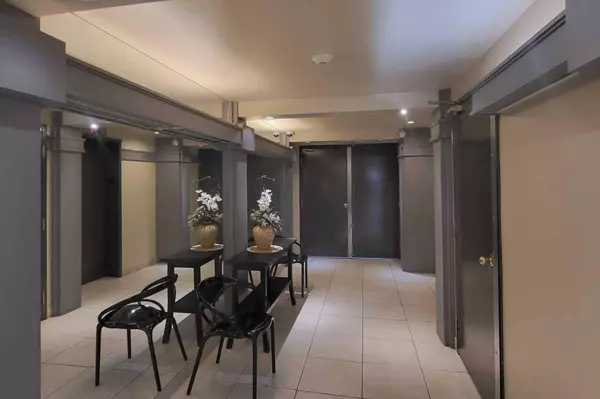 505 Canyon Meadows DR SW #101, Calgary, AB T2W 5E9