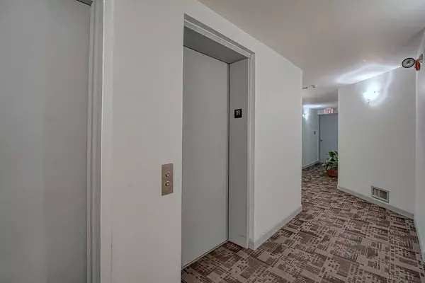 505 Canyon Meadows DR SW #101, Calgary, AB T2W 5E9