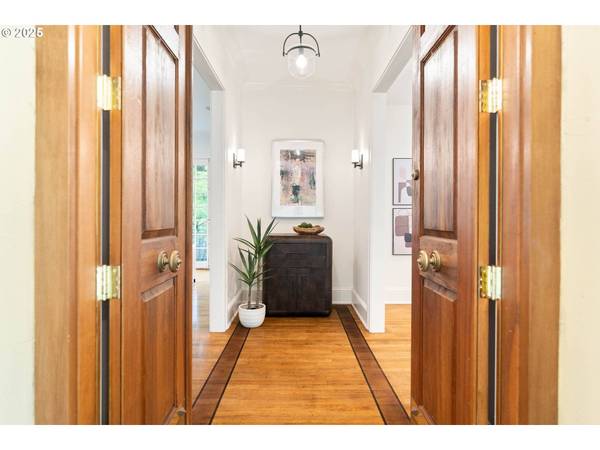 2525 SW HILLCREST DR, Portland, OR 97201