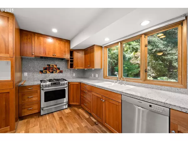 910 YORK RD, Lake Oswego, OR 97034