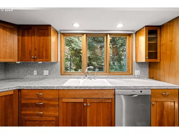 910 YORK RD, Lake Oswego, OR 97034