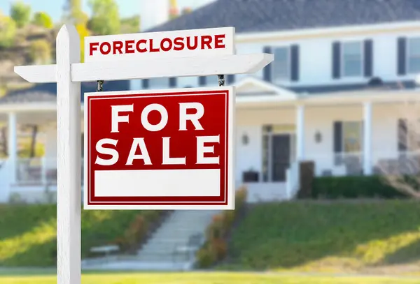 The Pros and Cons of Buying a Foreclosed Home,Bonnie Mullinax