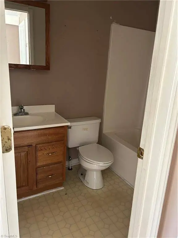 4932 Sylvanglade RD, Mcleansville, NC 27301