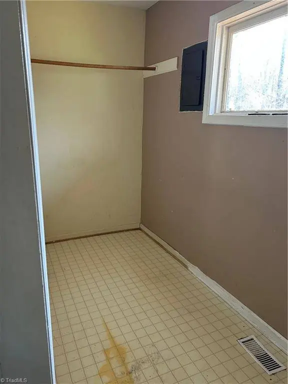 4932 Sylvanglade RD, Mcleansville, NC 27301