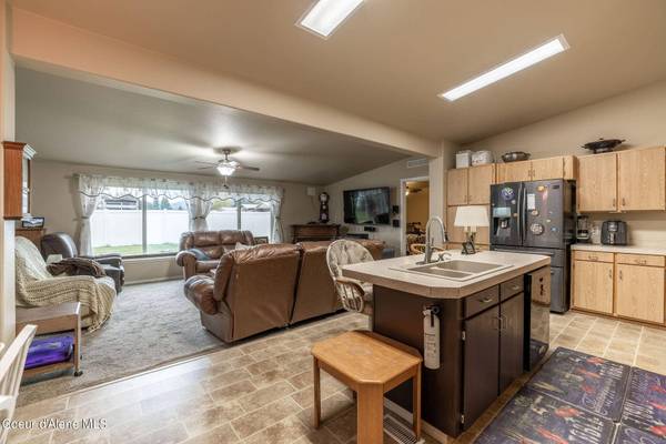 8938 N MAC ARTHUR WAY, Hayden, ID 83835