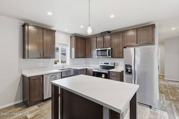 10401 N KENDER LN, Hayden, ID 83835