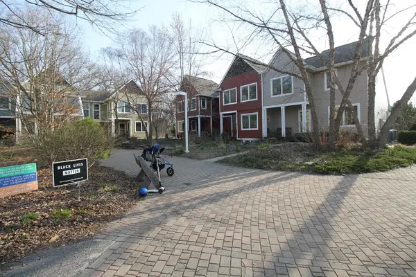 424 Little Lake Dr #40, Ann Arbor, MI 48103-6207
