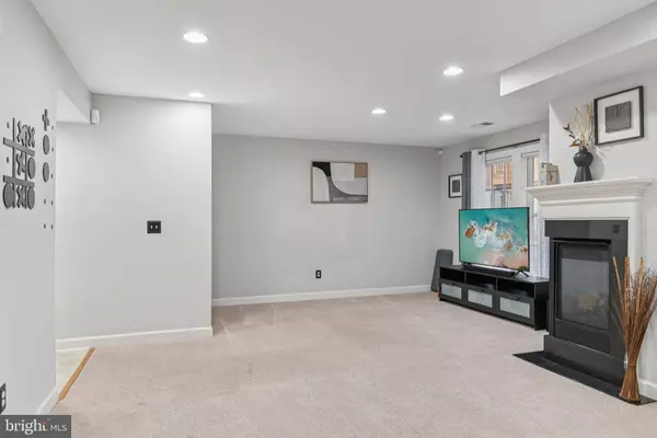 8408 CHAUCER HOUSE CT, Lorton, VA 22079