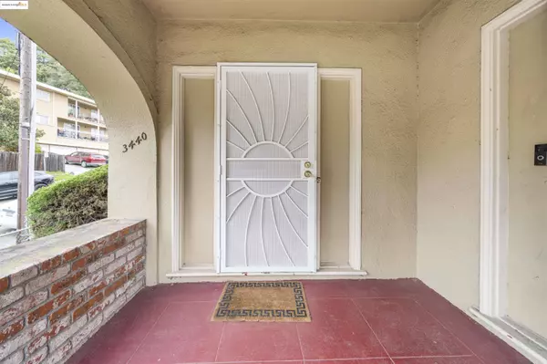 3440 Seminary Ave, Oakland, CA 94605