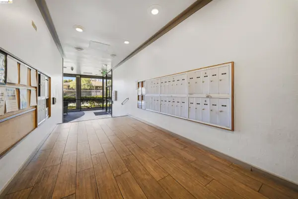420 N Civic Dr #207, Walnut Creek, CA 94596