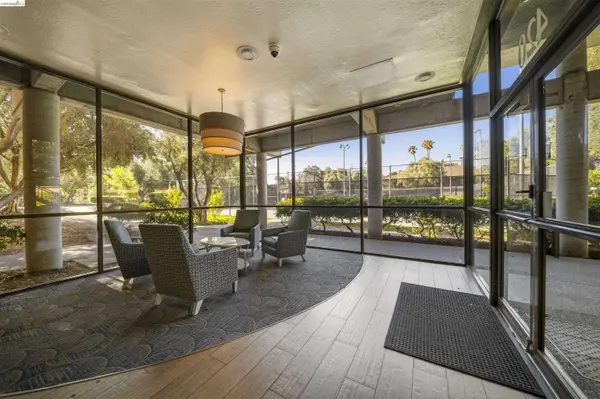 420 N Civic Dr #207, Walnut Creek, CA 94596