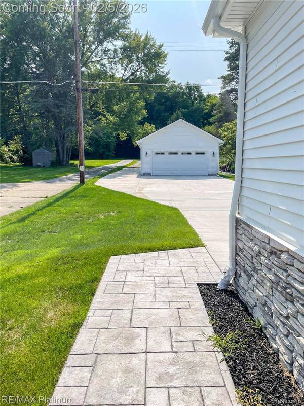 5612 Bullard RD, Fenton, MI 48430