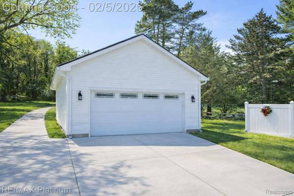 5612 Bullard RD, Fenton, MI 48430