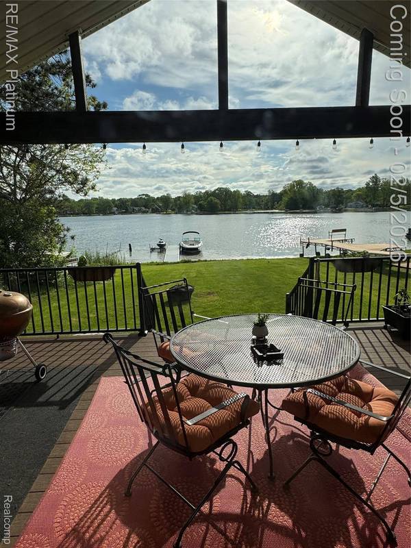 5612 Bullard RD, Fenton, MI 48430