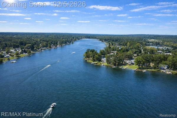 5612 Bullard RD, Fenton, MI 48430