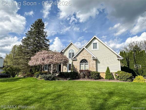 8868 Solitude DR, Brighton, MI 48116