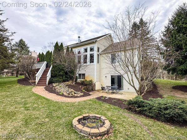 8868 Solitude DR, Brighton, MI 48116