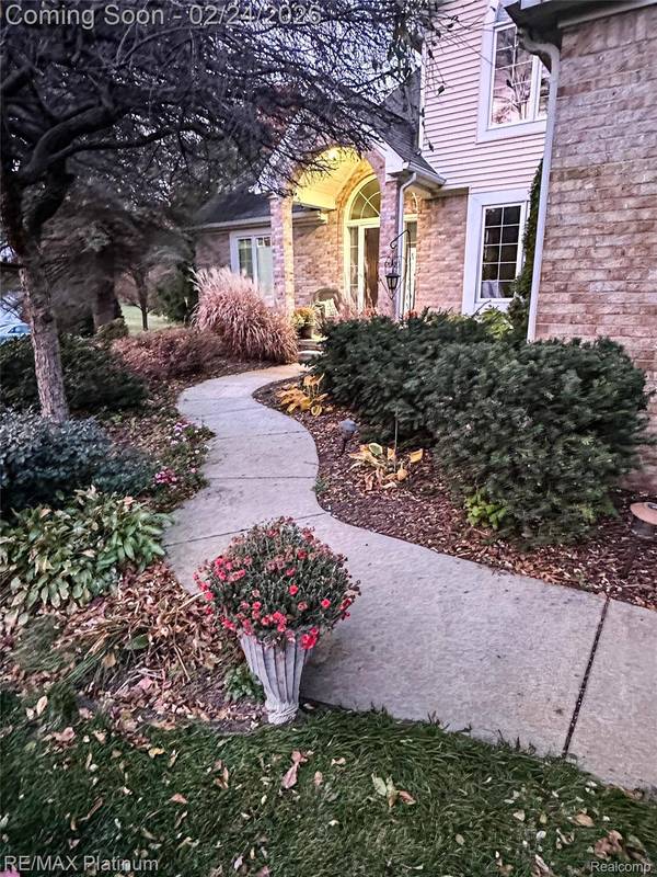 8868 Solitude DR, Brighton, MI 48116