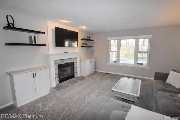 2049 LAUREL OAK DR, Oceola Township, MI 48855