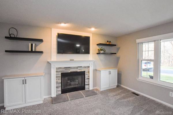 2049 LAUREL OAK DR, Oceola Township, MI 48855