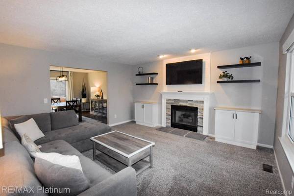 2049 LAUREL OAK DR, Oceola Township, MI 48855