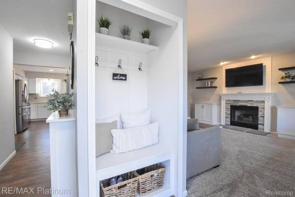 2049 LAUREL OAK DR, Oceola Township, MI 48855