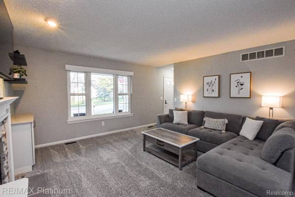 2049 LAUREL OAK DR, Oceola Township, MI 48855