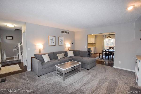 2049 LAUREL OAK DR, Oceola Township, MI 48855