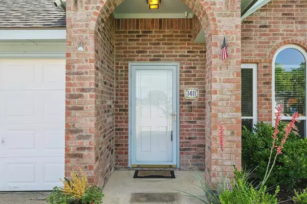 1411 Daffodil Lane, Lewisville, TX 75077