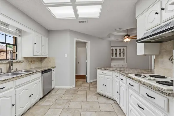 200 Sunny Crest Drive, Murphy, TX 75094