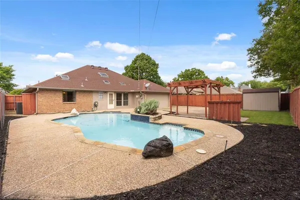 200 Sunny Crest Drive, Murphy, TX 75094