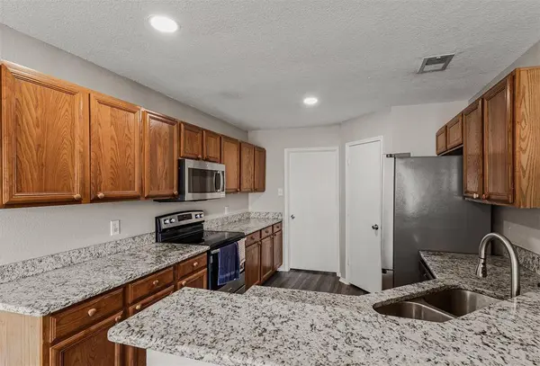1012 High Crest Drive, Azle, TX 76020