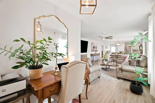 1028 Naranjos Drive, Fort Worth, TX 76052