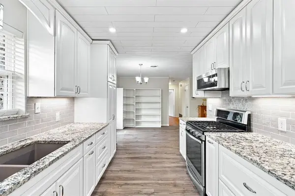 300 Parkwood Place, Lewisville, TX 75067