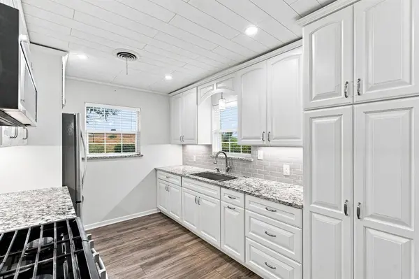300 Parkwood Place, Lewisville, TX 75067
