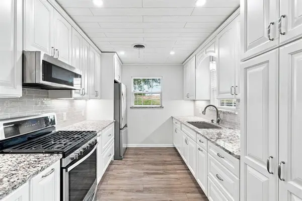 300 Parkwood Place, Lewisville, TX 75067