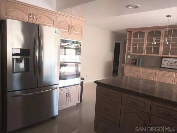 8888 N La Jolla Scenic Drive N, La Jolla, CA 92037