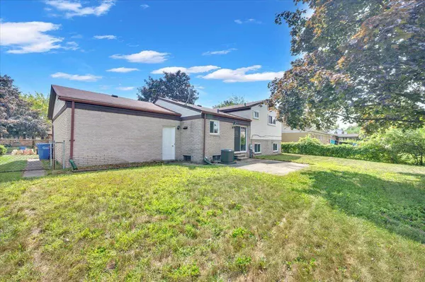 29205 E Nottingham Circle, Warren, MI 48092