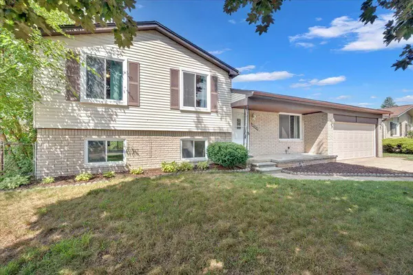 29205 E Nottingham Circle, Warren, MI 48092