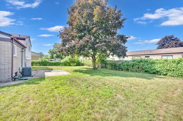 29205 E Nottingham Circle, Warren, MI 48092