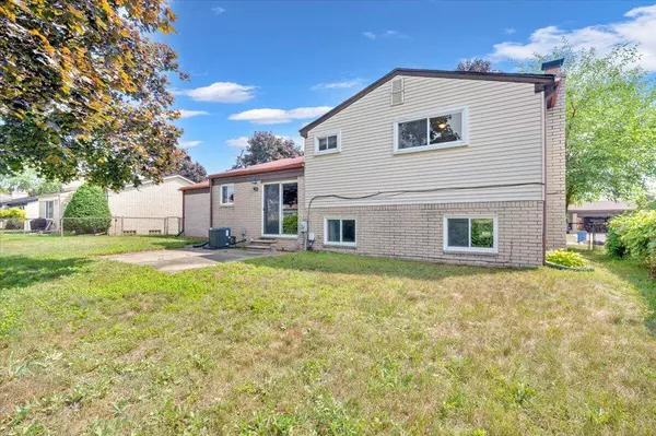 29205 E Nottingham Circle, Warren, MI 48092