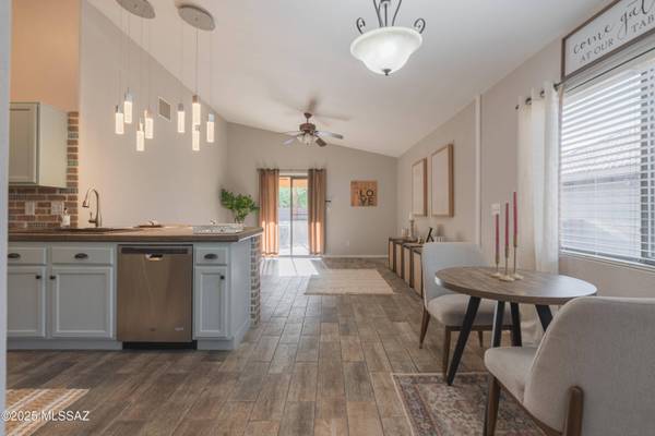 9536 N Scarlet Tanager Lane, Tucson, AZ 85742