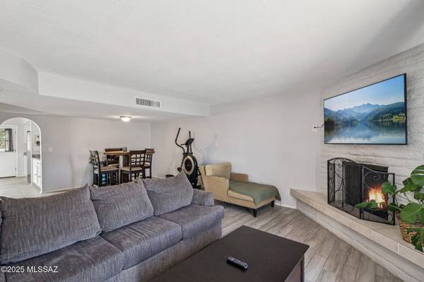 2439 N Shade Tree Circle, Tucson, AZ 85715