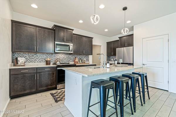 11299 S Weismann Dr, Vail, AZ 85641