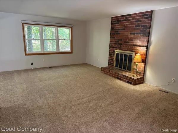 5584 N Adams Way, Bloomfield Hills, MI 48302